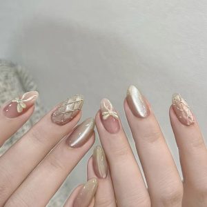 Nail Art – Elegant Nude Gold Pearl Design