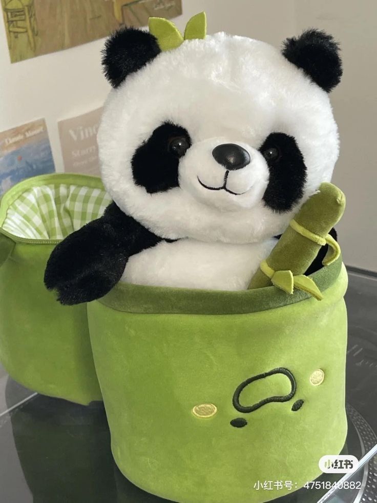 Boneka Panda Lucu dalam Pot Bambu
